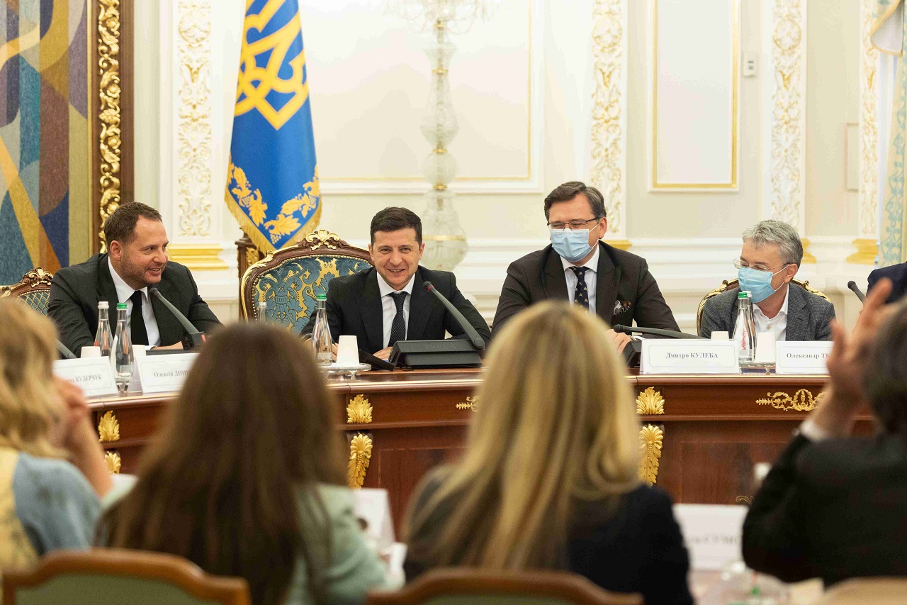 Президент України Володимир Зеленський провів нараду щодо стану справ в українській кіноіндустрії та вручив державні нагороди і почесні звання видатним діячам кіногалузі