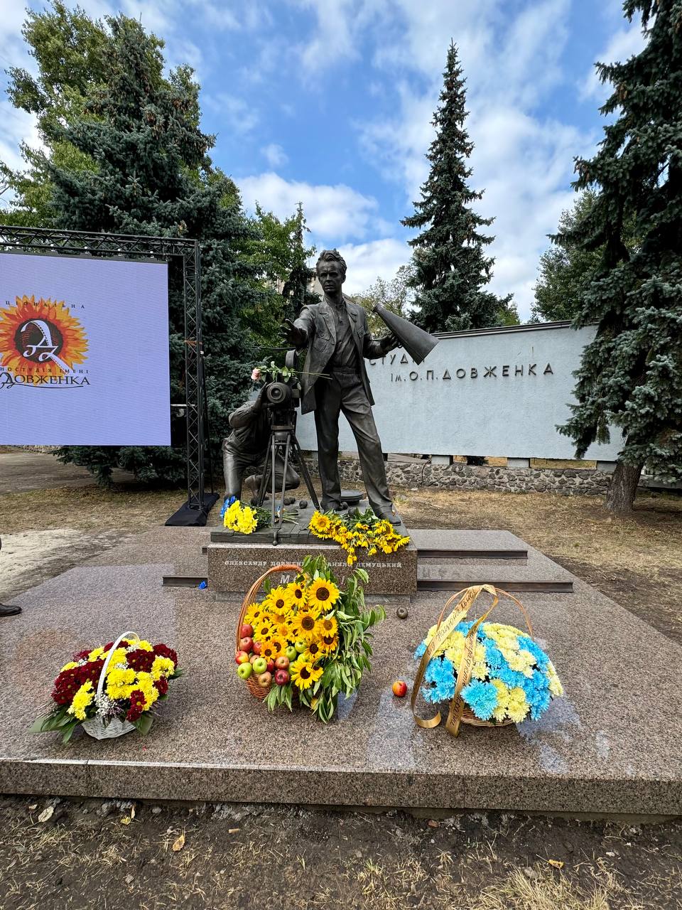 Відбулося урочисте відкриття памʼятника Олександру Довженко